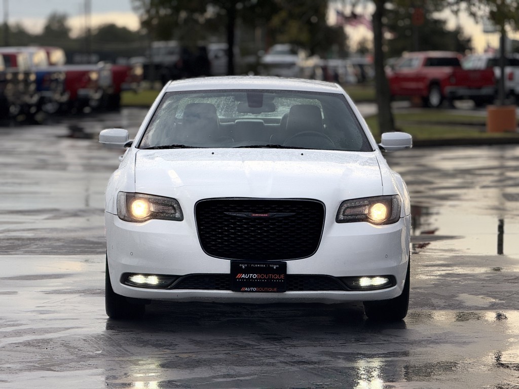 2021 Chrysler 300 Image 6