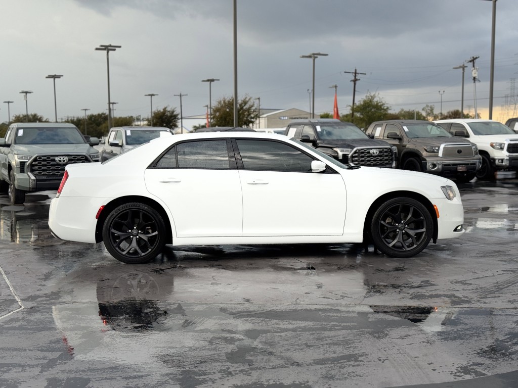 2021 Chrysler 300 Image 10