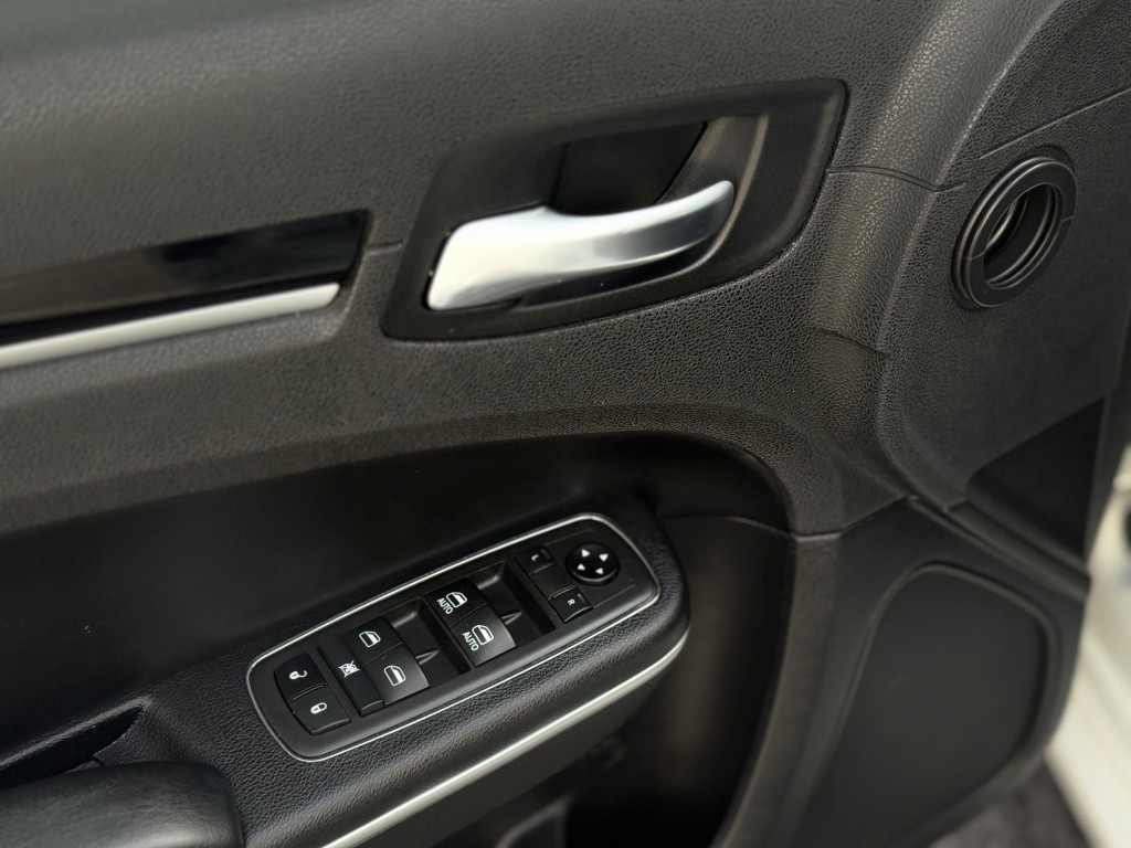 2021 Chrysler 300 Image 25