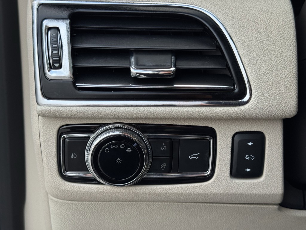 2020 Lincoln Navigator Image 24