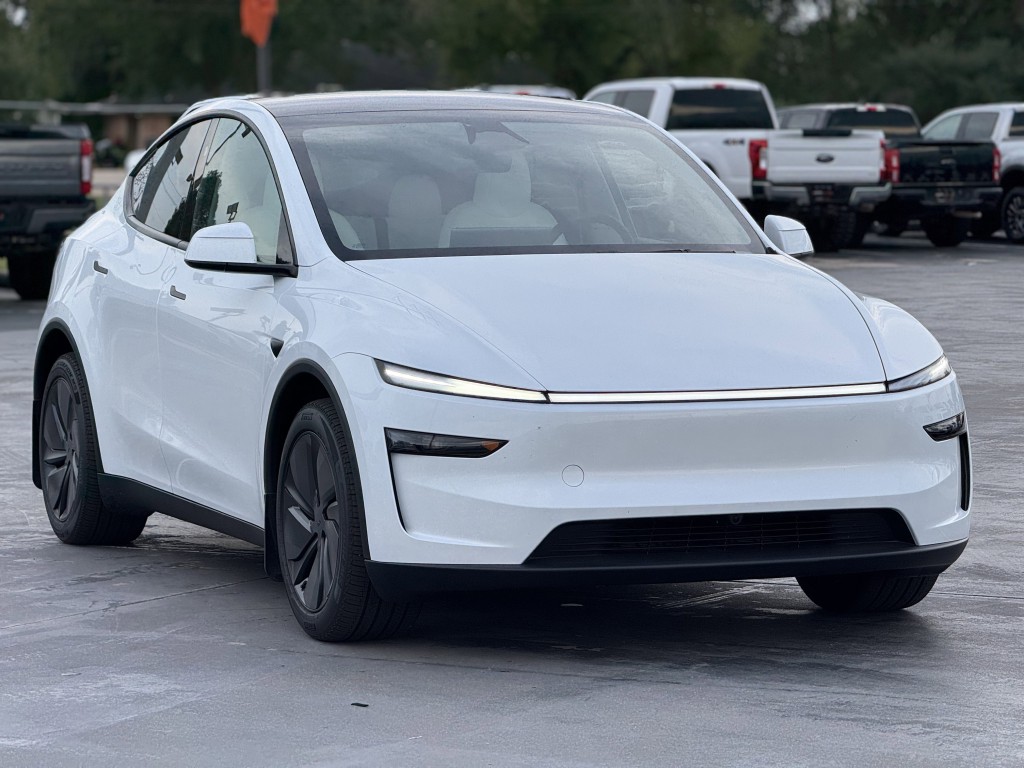 2026 Tesla Model Y Image 3