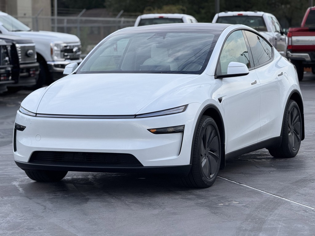 2026 Tesla Model Y Image 5