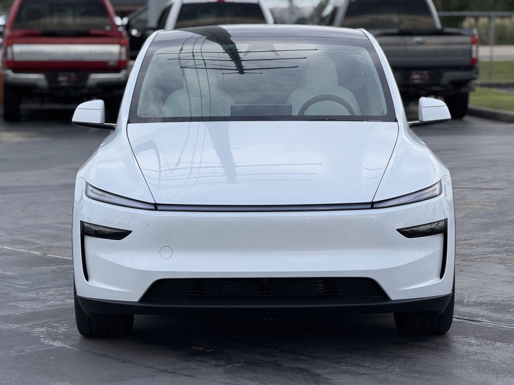 2026 Tesla Model Y Image 6