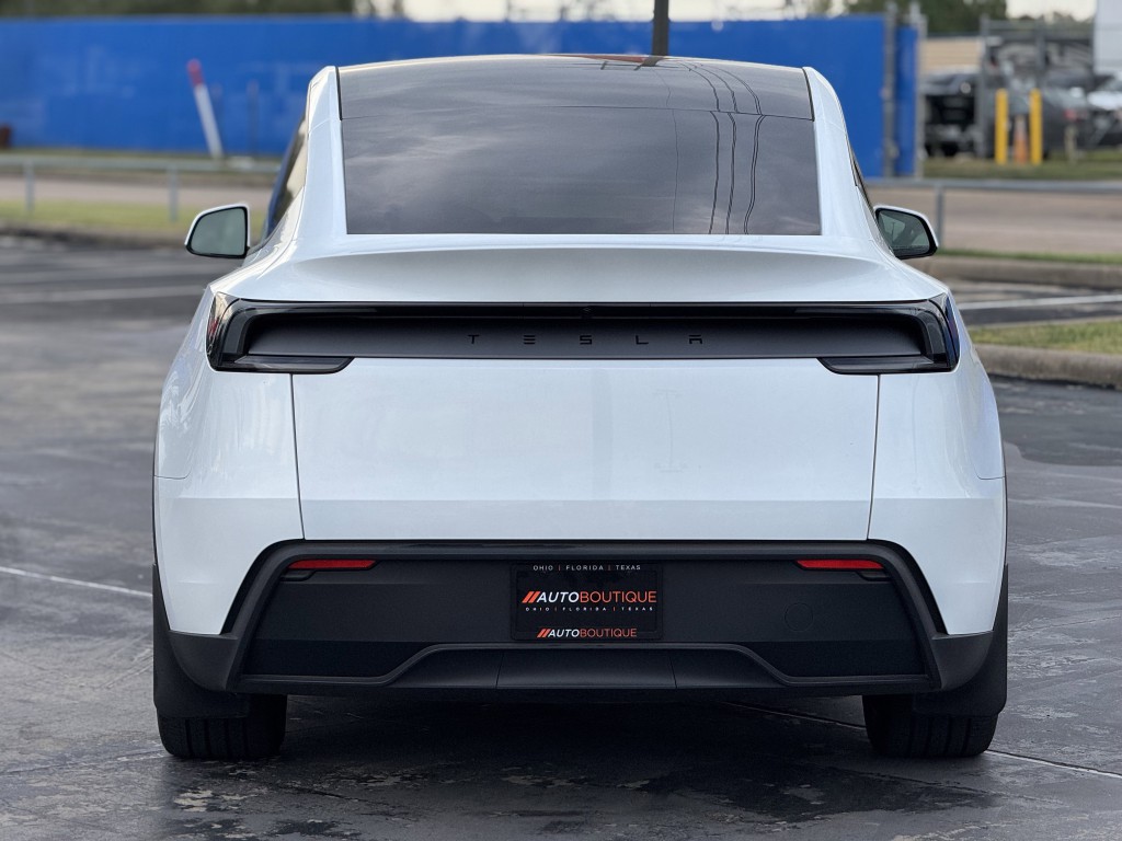 2026 Tesla Model Y Image 8