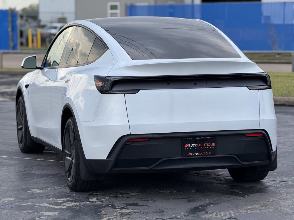 2026 Tesla Model Y Image 9