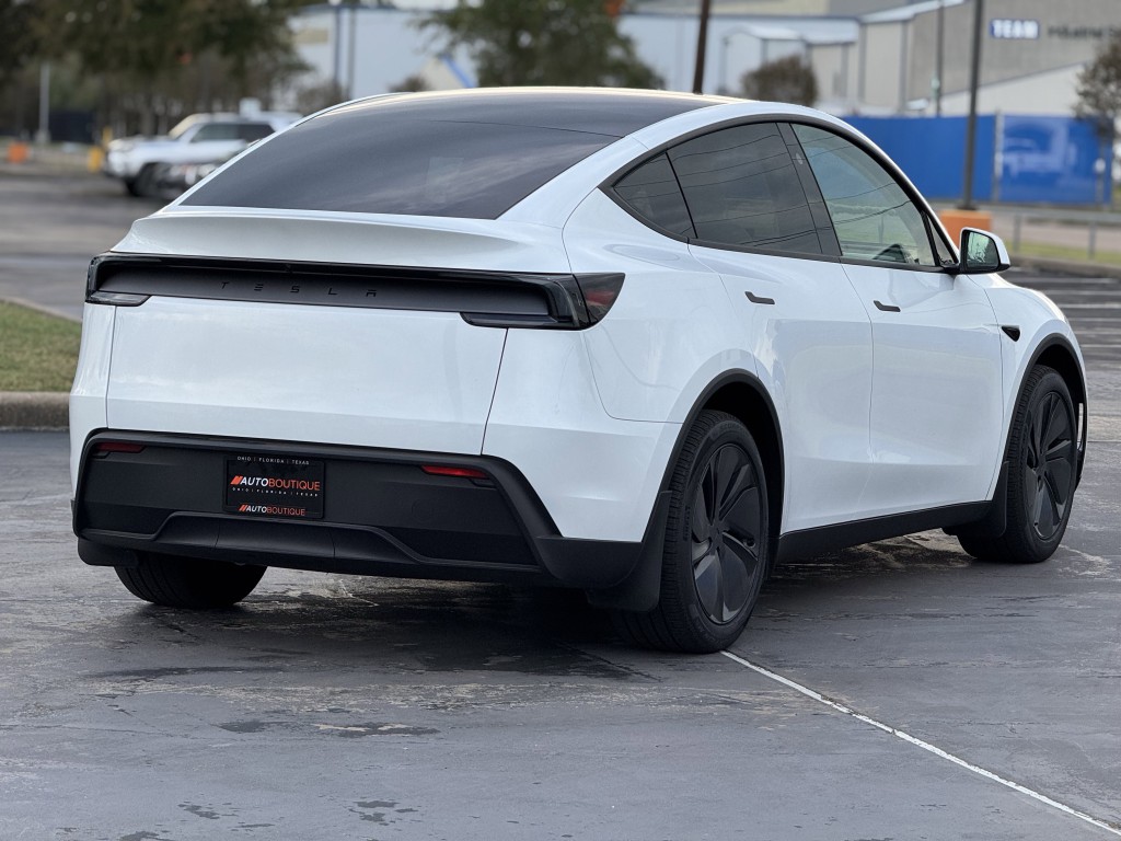 2026 Tesla Model Y Image 10
