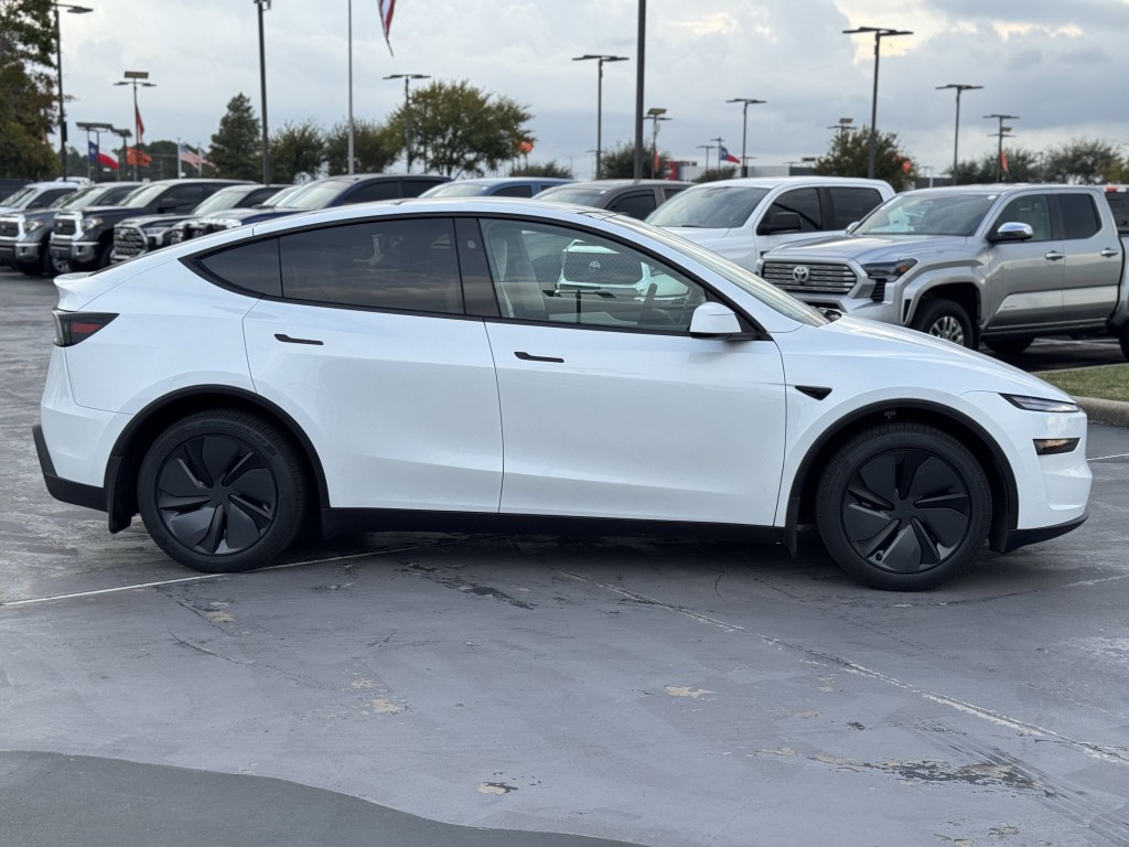 2026 Tesla Model Y Image 11
