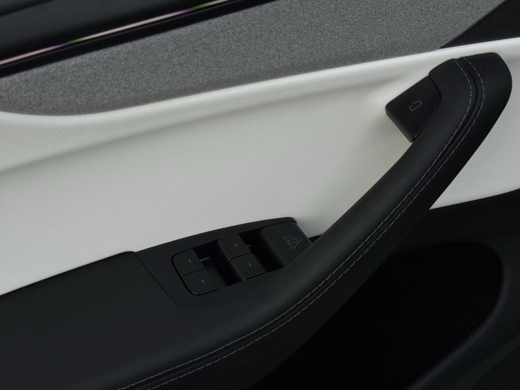 2026 Tesla Model Y Image 22