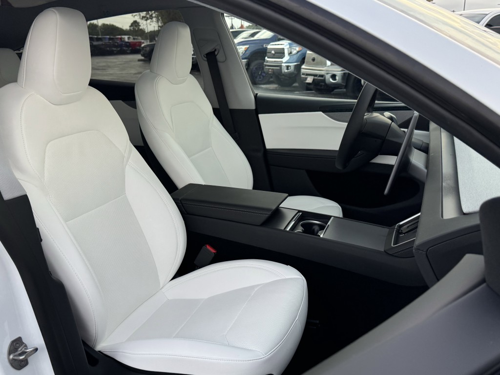 2026 Tesla Model Y Image 24