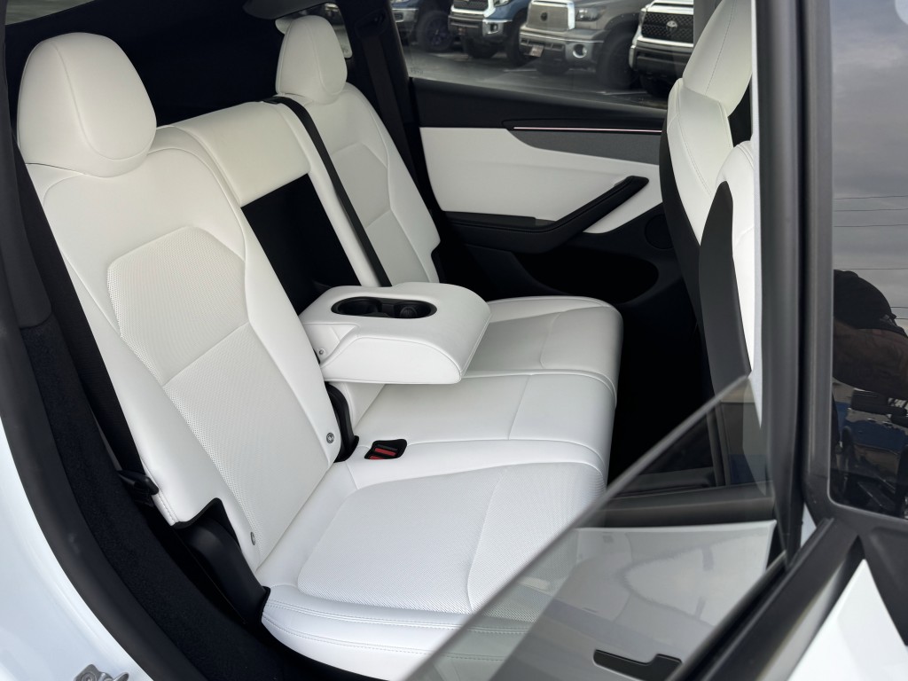 2026 Tesla Model Y Image 25