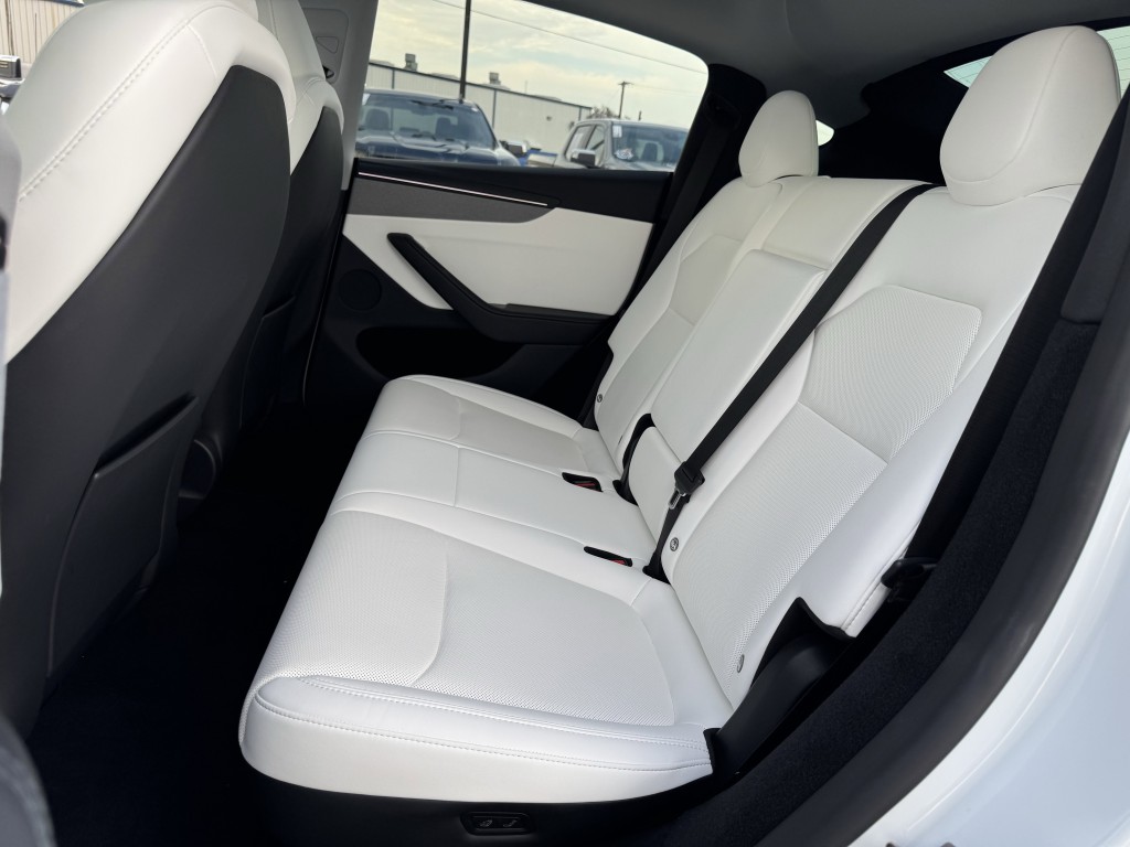 2026 Tesla Model Y Image 26