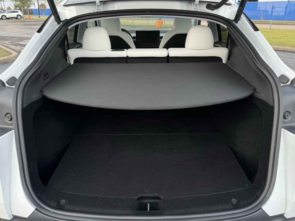 2026 Tesla Model Y Image 32