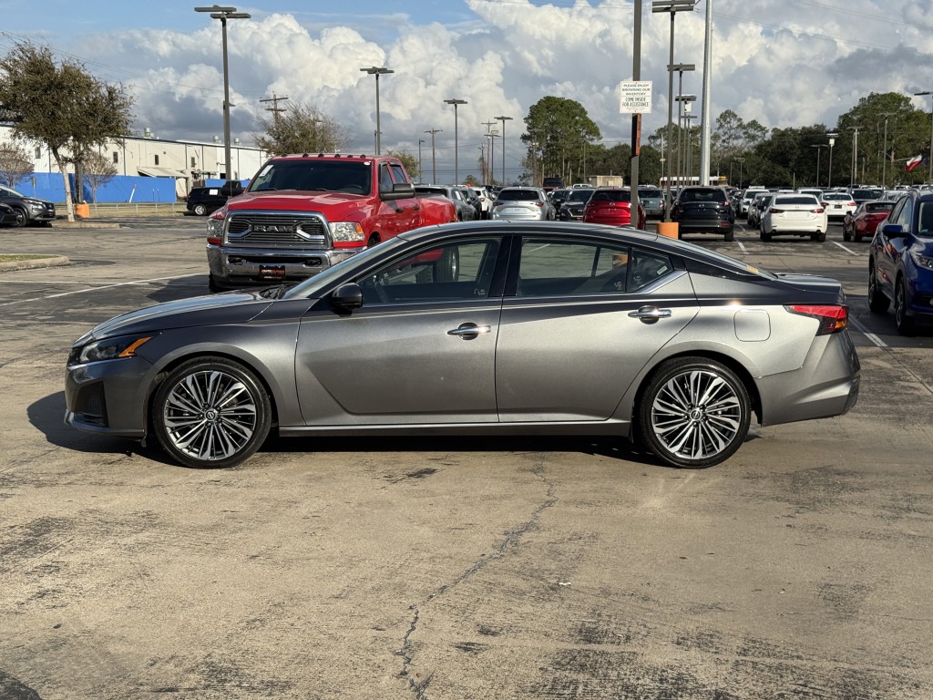 2023 Nissan Altima Image 10