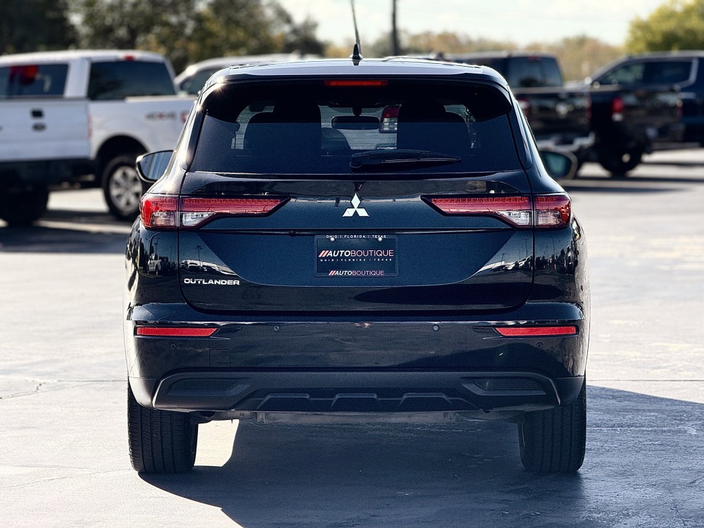 2022 Mitsubishi Outlander Image 7