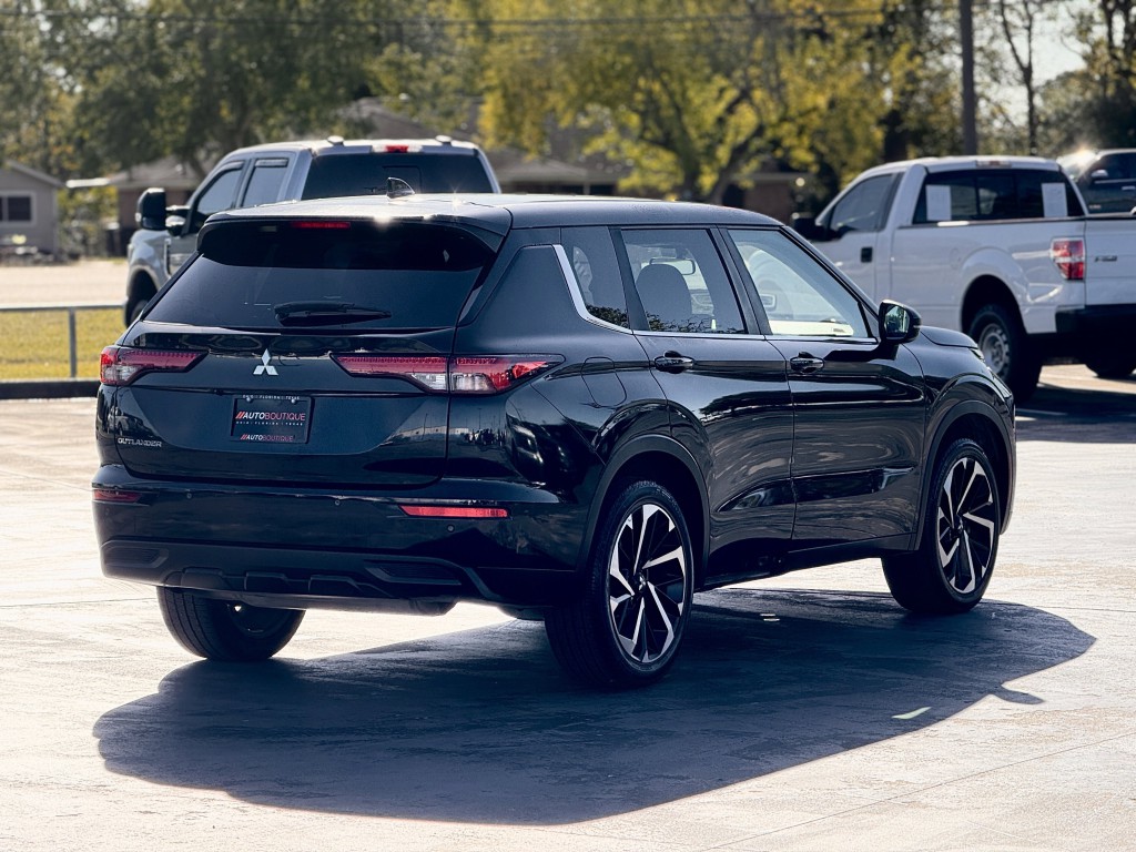 2022 Mitsubishi Outlander Image 9