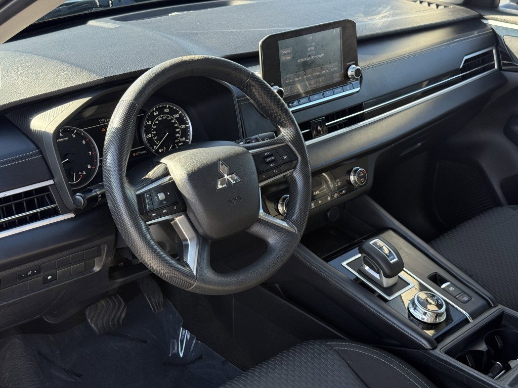 2022 Mitsubishi Outlander Image 13