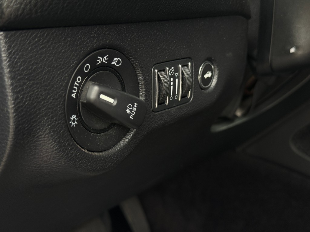 2016 Dodge Challenger Image 29