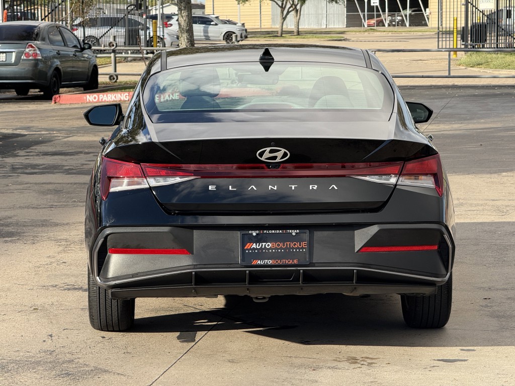 2024 Hyundai Elantra Image 7