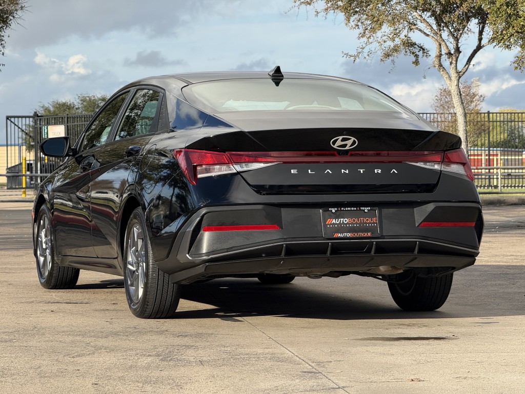 2024 Hyundai Elantra Image 8