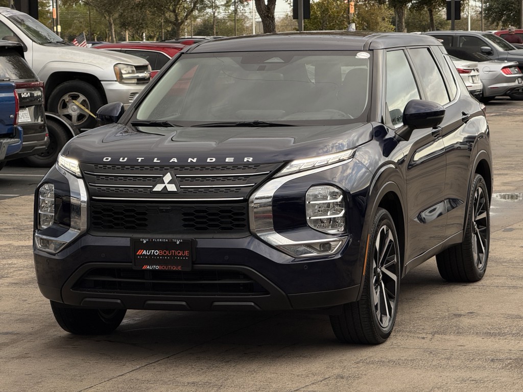 2023 Mitsubishi Outlander Image 3