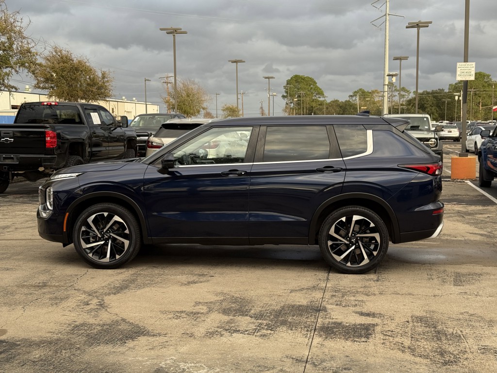 2023 Mitsubishi Outlander Image 10
