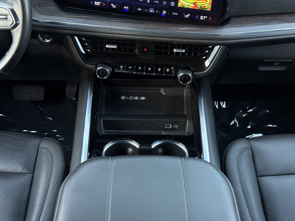 2025 Chevrolet Suburban Image 24