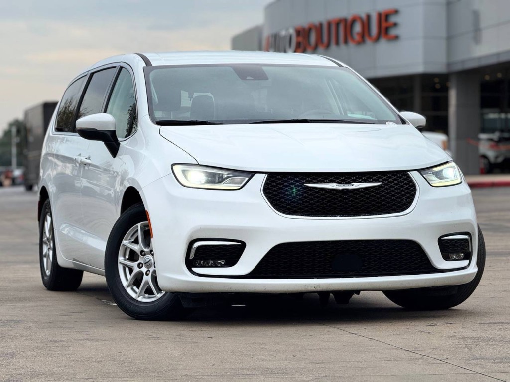 2023 Chrysler Pacifica Image 3