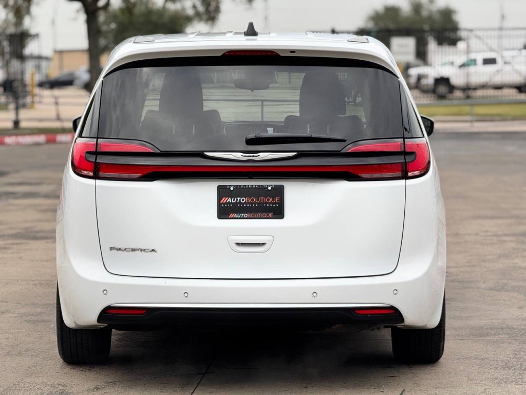 2023 Chrysler Pacifica Image 8