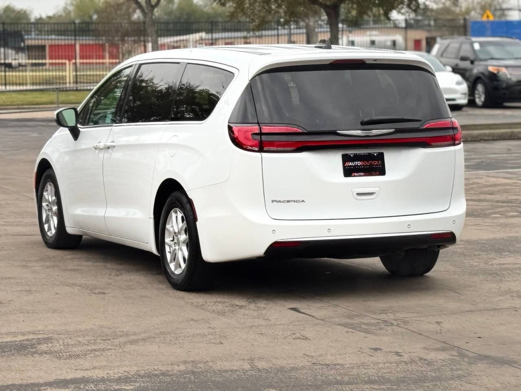 2023 Chrysler Pacifica Image 9