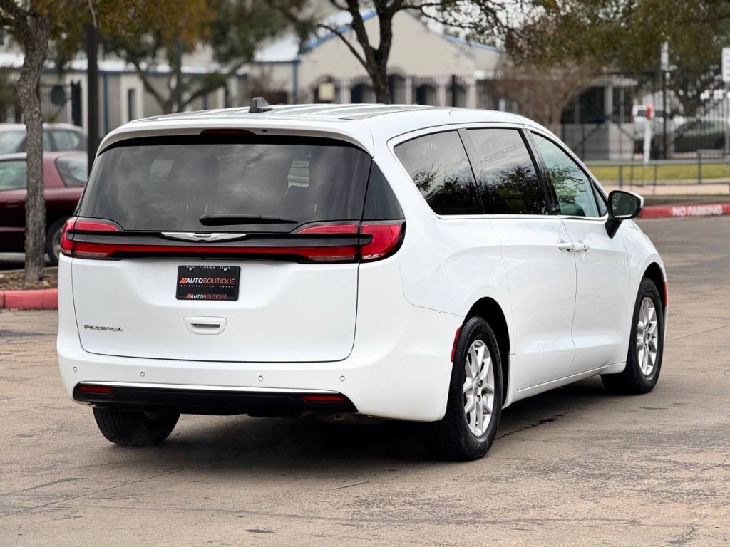 2023 Chrysler Pacifica Image 10
