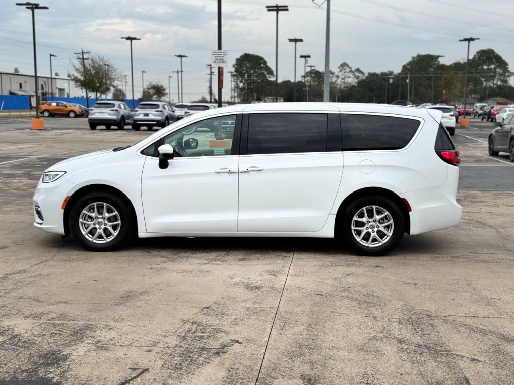 2023 Chrysler Pacifica Image 11