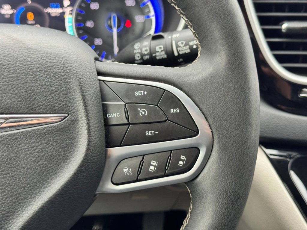 2023 Chrysler Pacifica Image 18