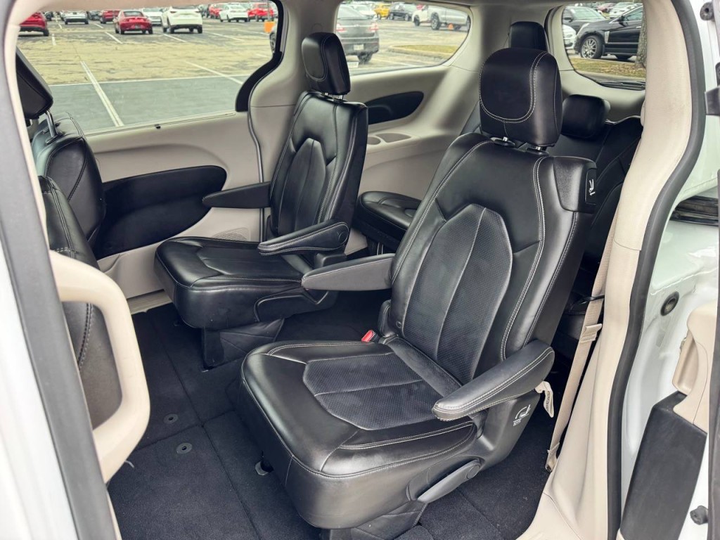 2023 Chrysler Pacifica Image 32
