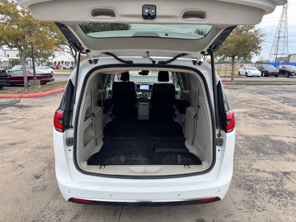 2023 Chrysler Pacifica Image 40