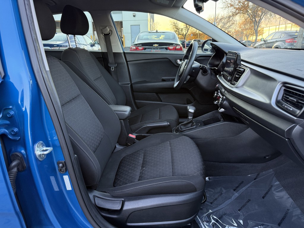 2022 Kia Rio Image 24