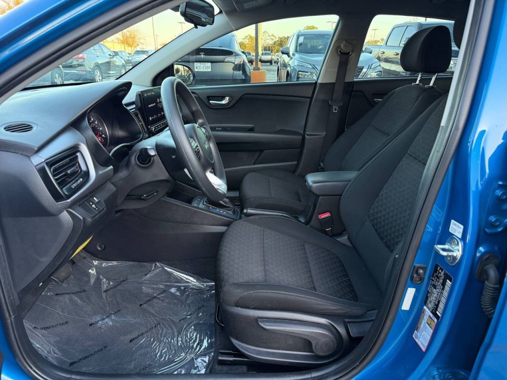 2022 Kia Rio Image 24