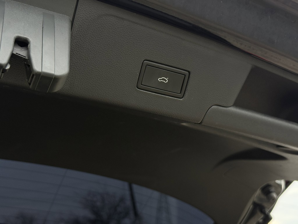 2022 Volkswagen Atlas Cross Sport Image 36