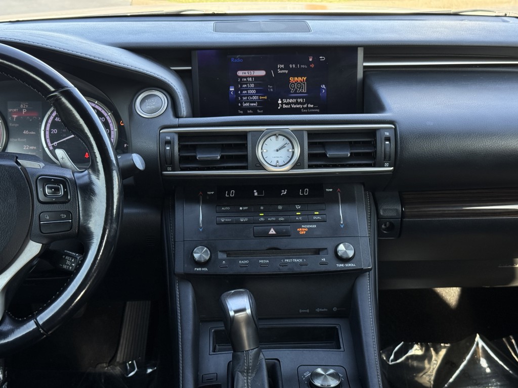 2017 Lexus RC Image 19