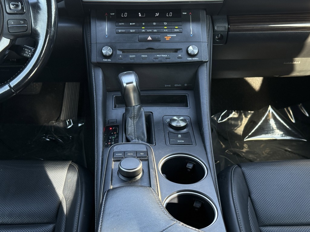 2017 Lexus RC Image 24