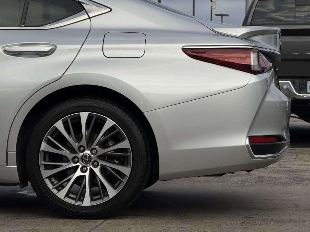 2020 Lexus ES Image 8