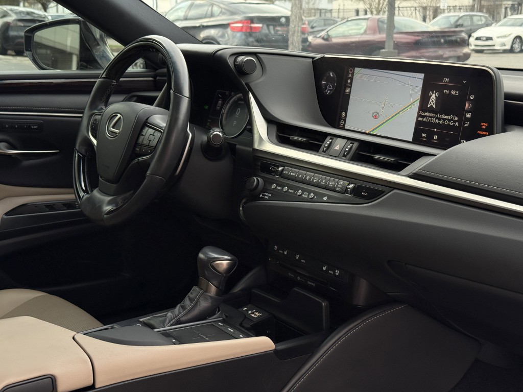 2020 Lexus ES Image 17