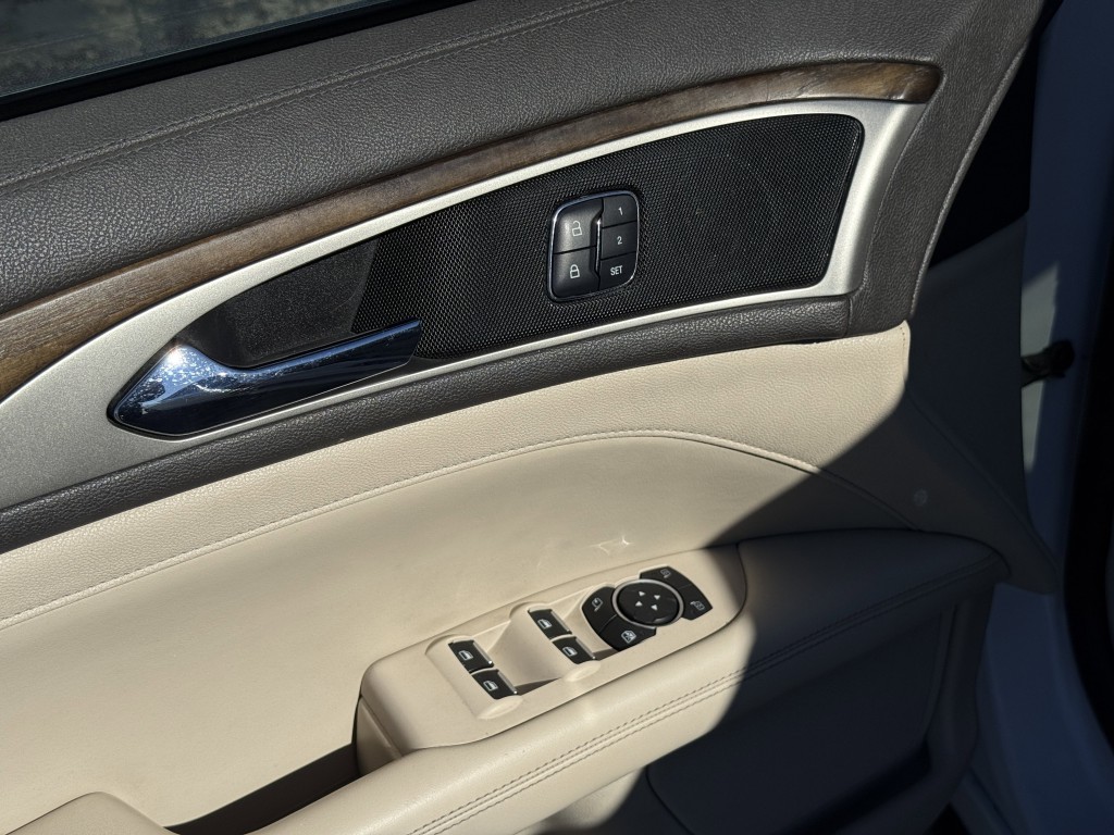 2017 Lincoln MKZ Image 26