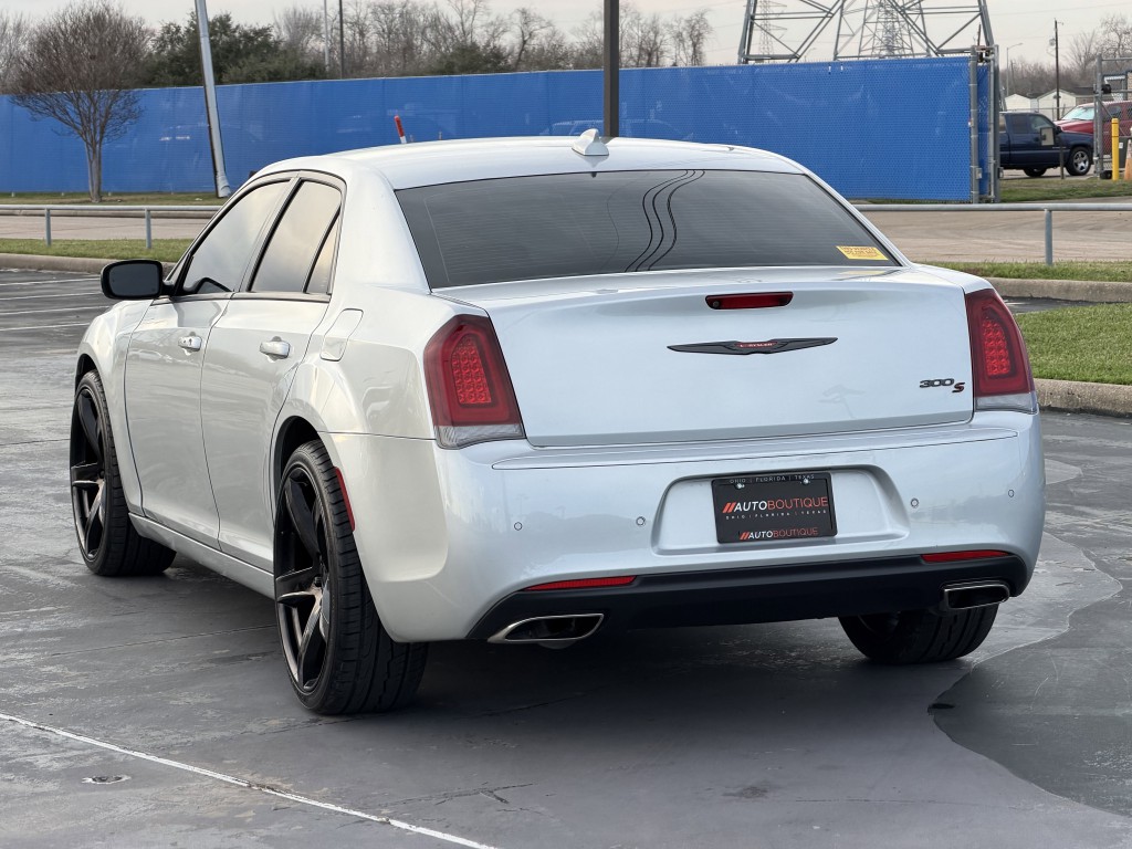 2021 Chrysler 300 Image 8