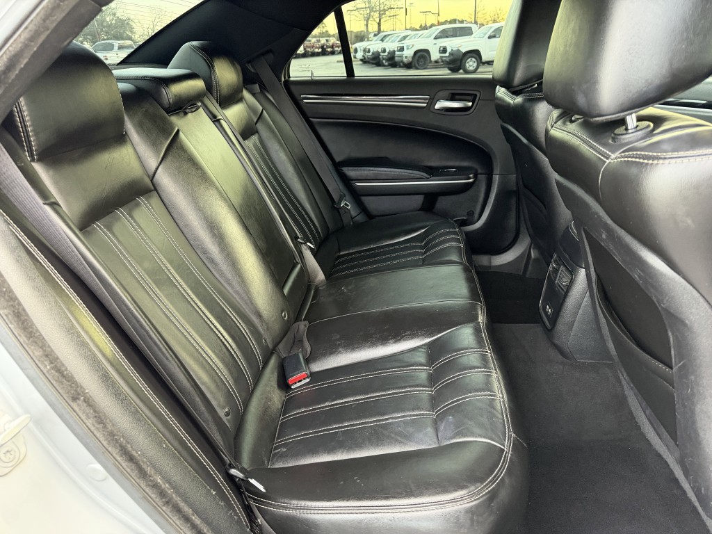 2021 Chrysler 300 Image 24