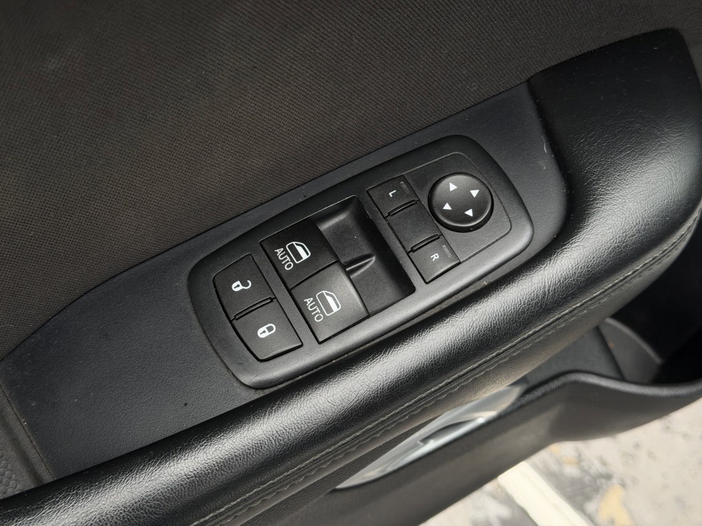 2016 Dodge Challenger Image 18