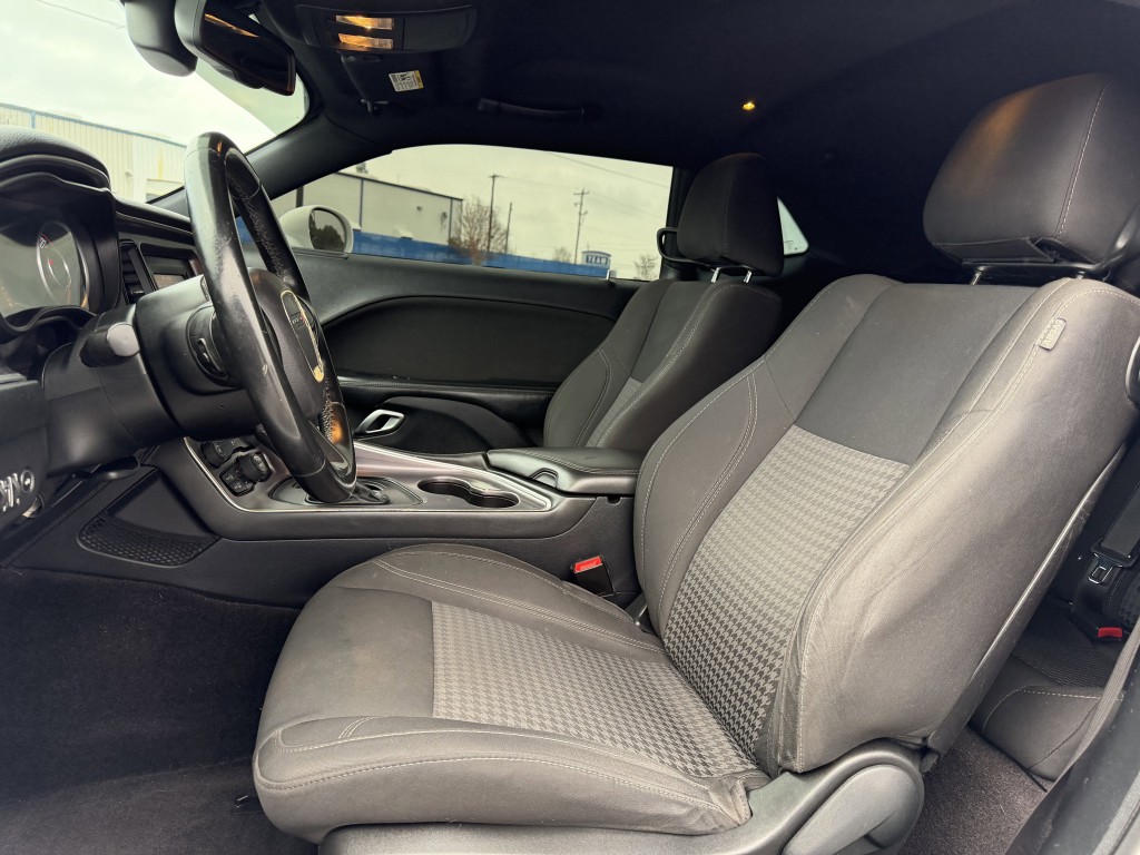 2016 Dodge Challenger Image 19