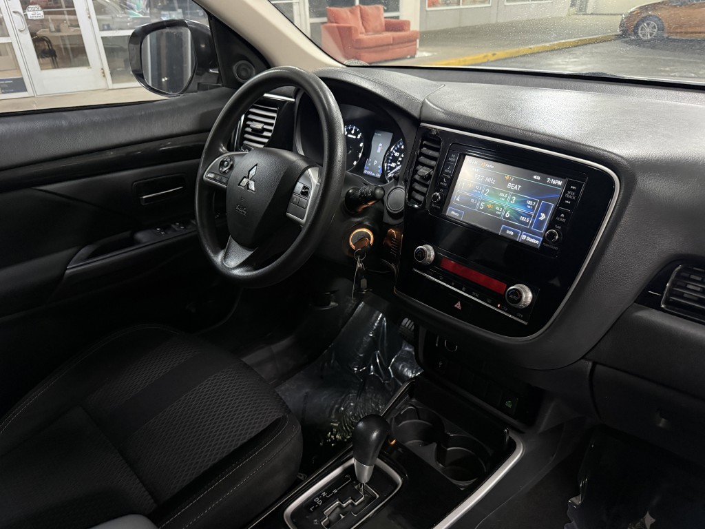 2020 Mitsubishi Outlander Image 13