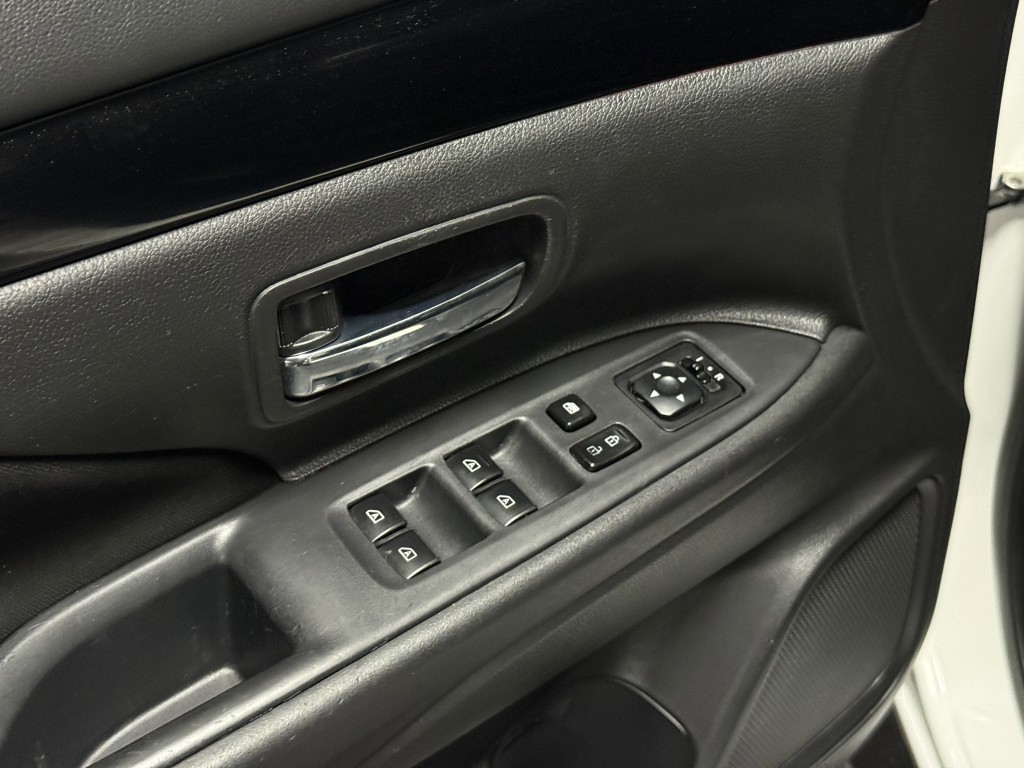 2020 Mitsubishi Outlander Image 23