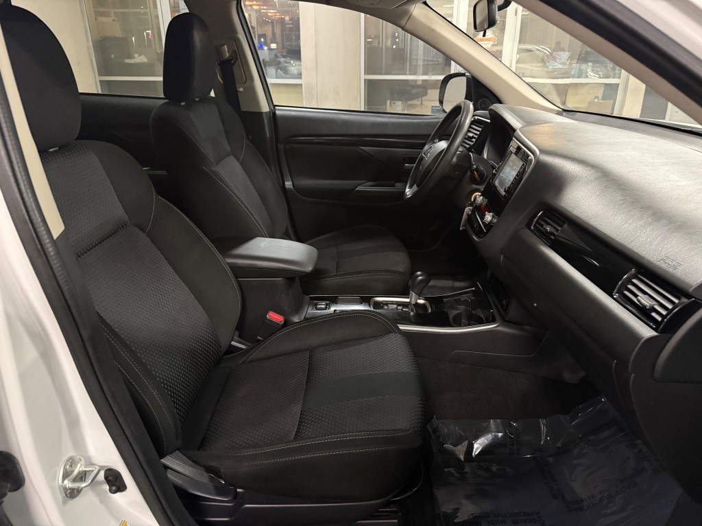 2020 Mitsubishi Outlander Image 26