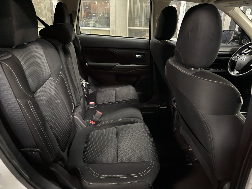 2020 Mitsubishi Outlander Image 28